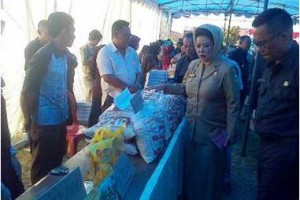 Bupati Kuningan saat meninjau bazar murah yg digelar Pemkab Kuningan.
